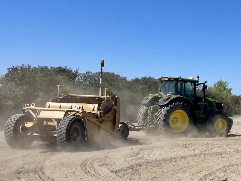 Nivellement d'une parcelle Agricoles de 13Ha à Mas Thibert